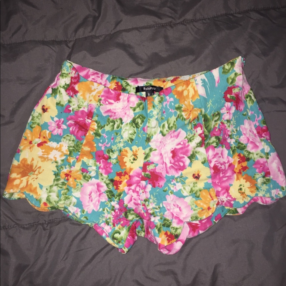 Cute floral high waisted scalloped shorts